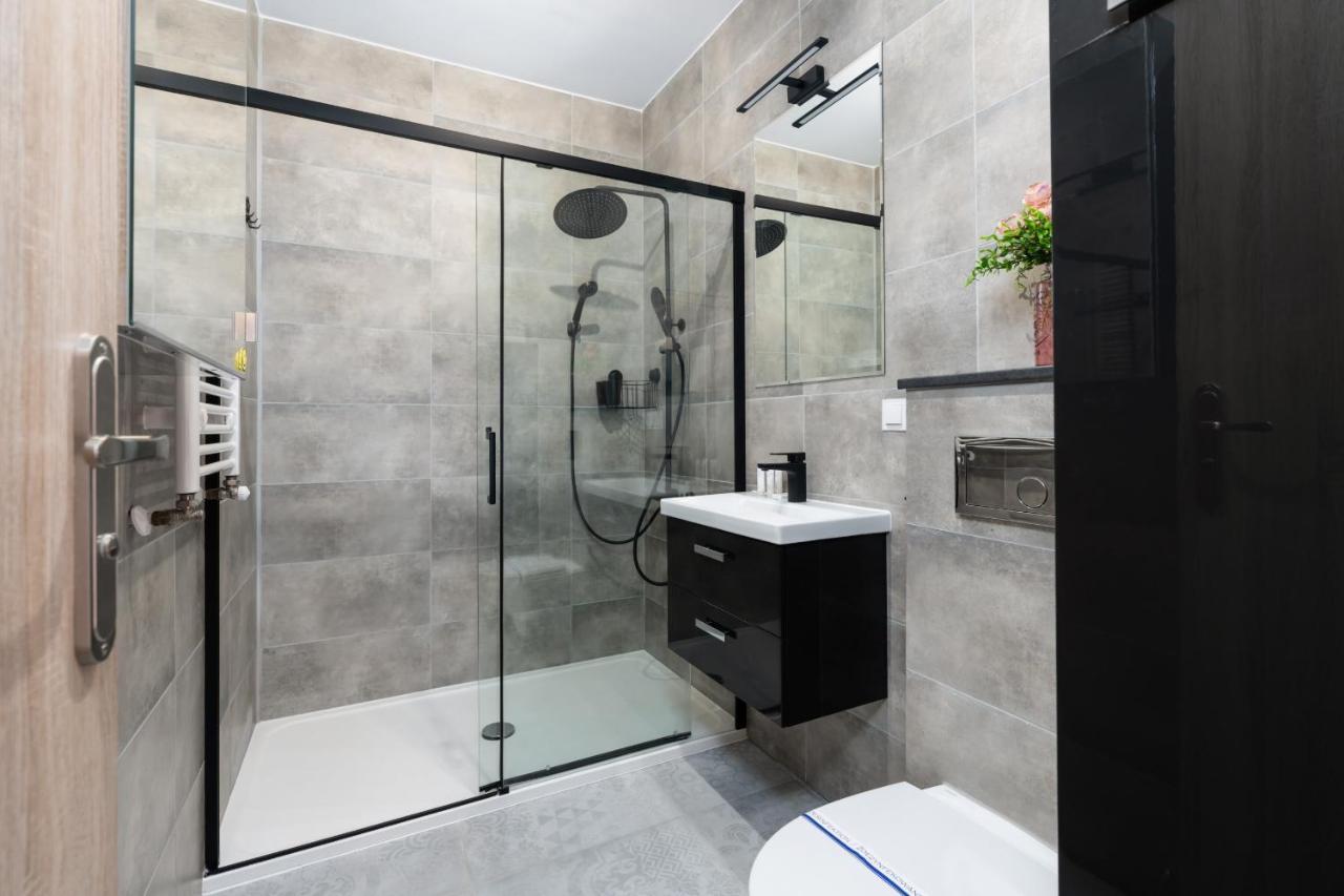 Modern Apartment With Balcony & Free Garage Poznan By Noclegi Renters Exteriör bild